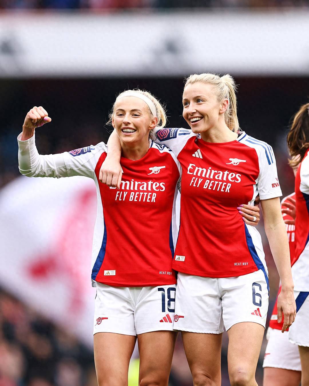 女足比赛再度火爆球场，吸引无数球迷观看的简单介绍