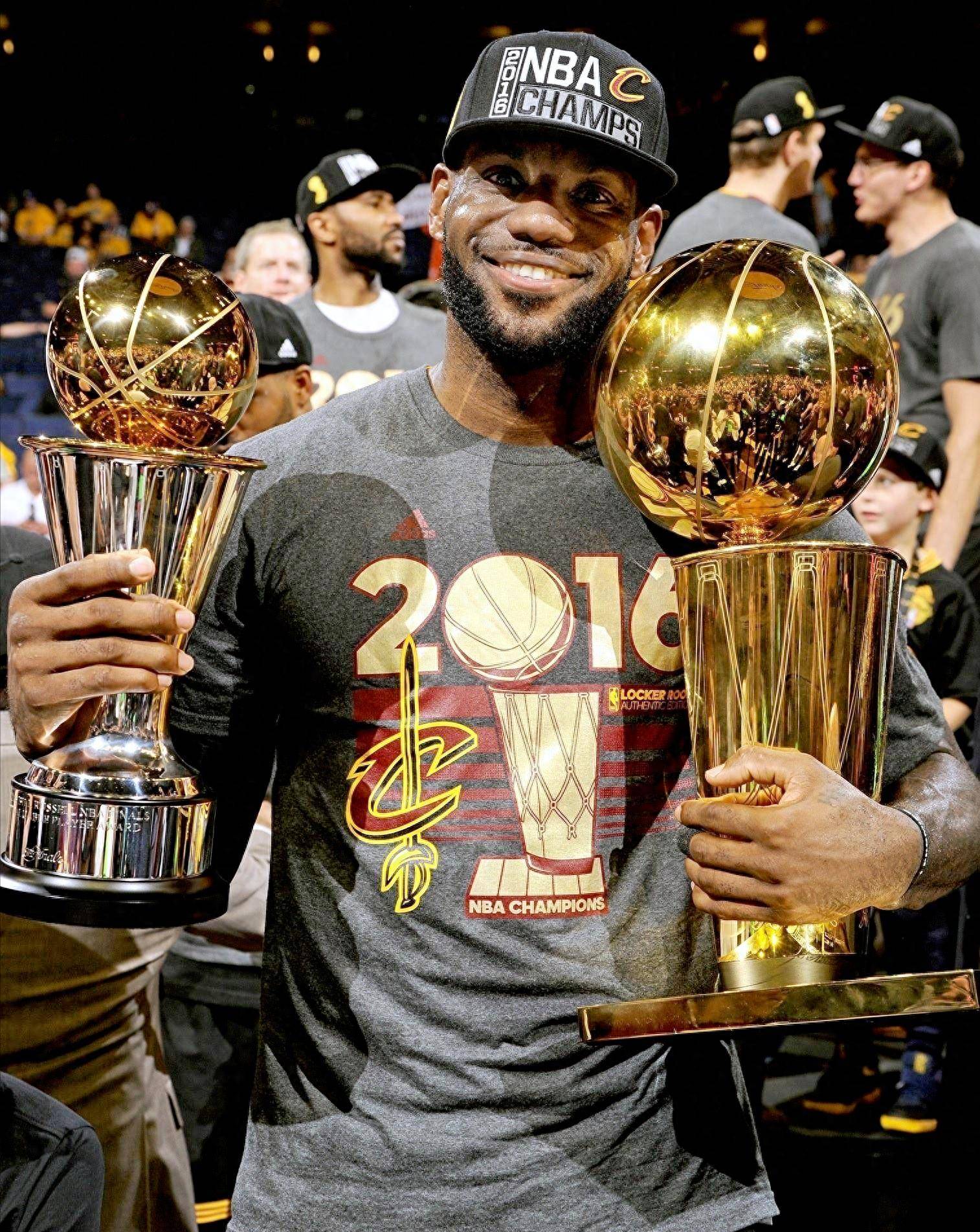 勒布朗超神表现！湖人队击败活塞队登顶西部的简单介绍