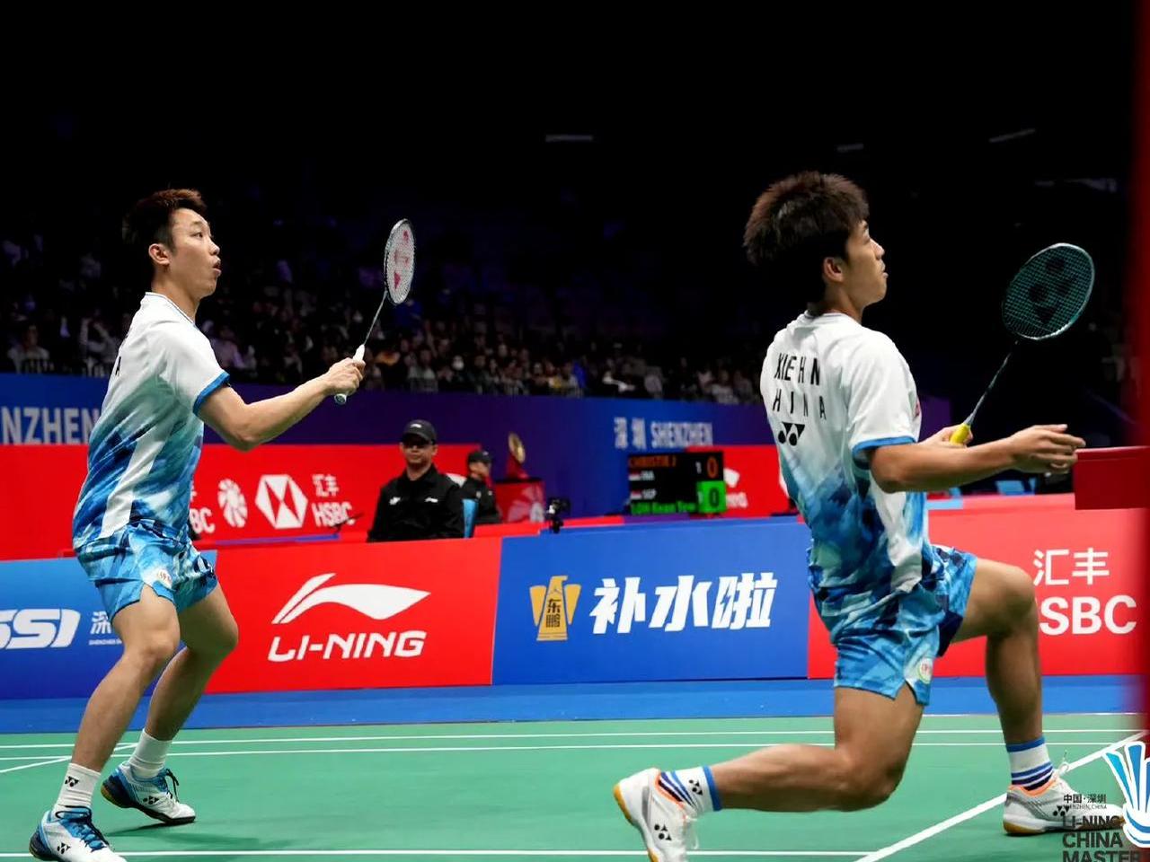 韩国羽毛球双打组合横扫对手，取得胜利