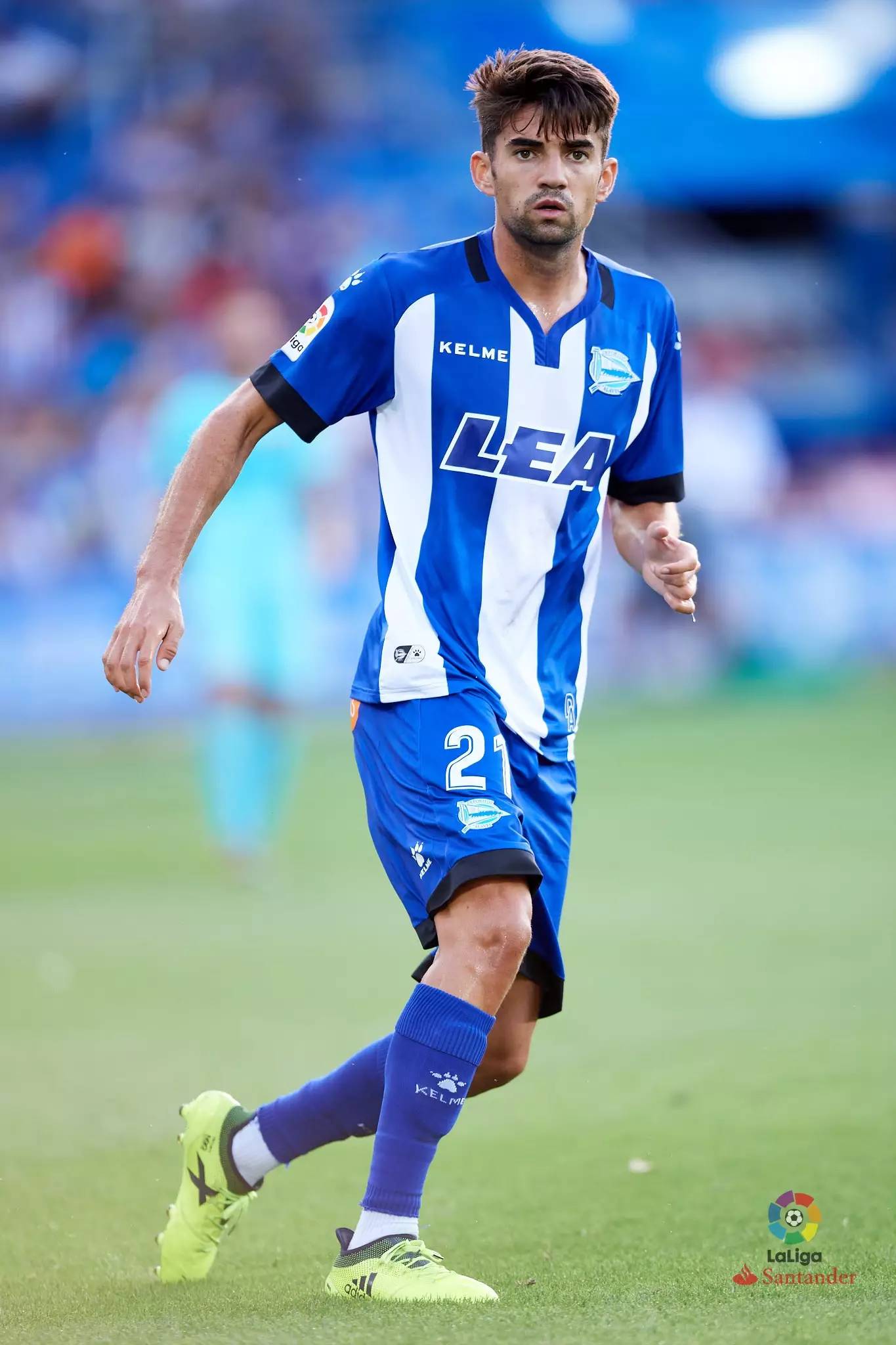 包含拉科鲁尼亚客场击败对手，重返升班马积分榜首位的词条