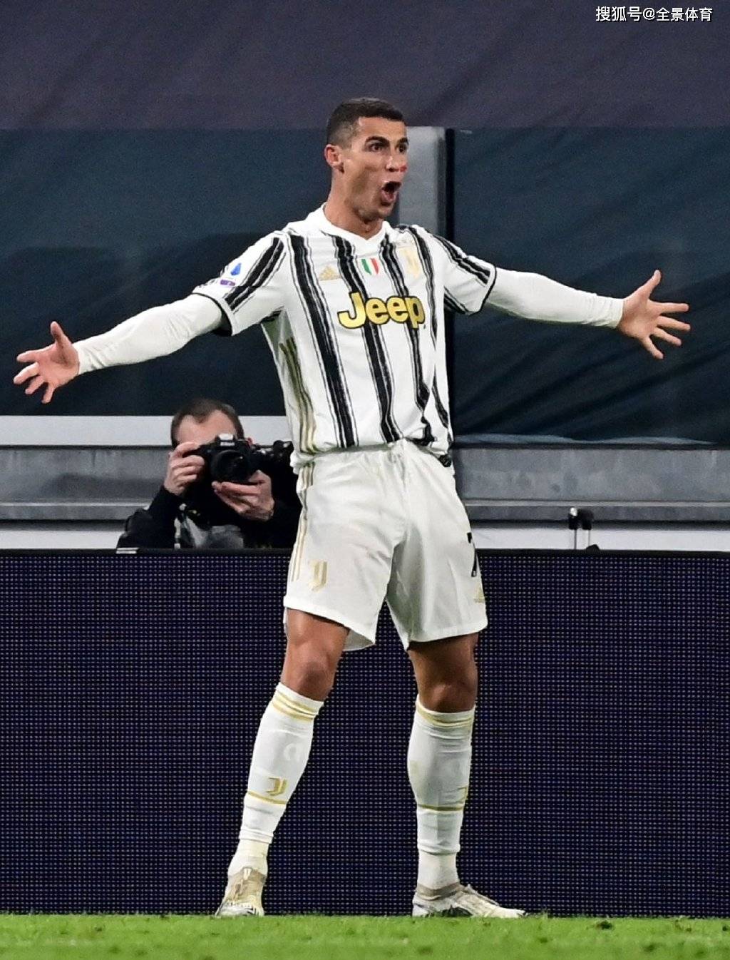 包含女王公园主场告捷，创造历史纪录的词条