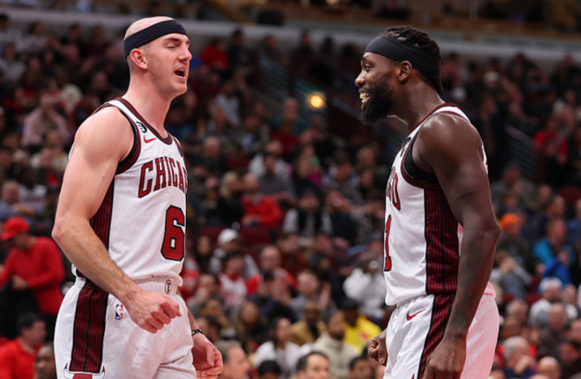 篮网主场大胜公牛，全队表现出色赢得季后赛关键战的简单介绍